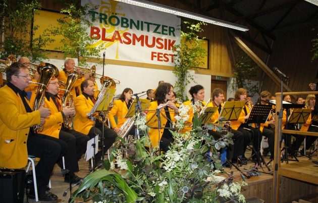 02.07.2011: 18. Blasmusikfest Die Dirigentennadel als seltene Auszeichnung wurde an Bernd Rotter verliehen....