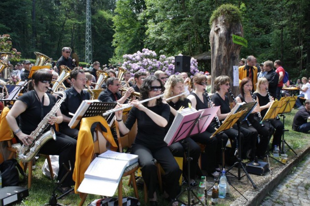 02.06.2011: Himmelfahrt - Blasmusik im Zeitzgrund Wie in jedem Jahr zum Vatertag, wurden die Besucher der Ziegenmühle nicht nur mit Bier, Mutzbraten...